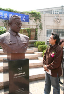 詩人、翻譯家查良錚先生（穆旦）的塑像在南開大學落成