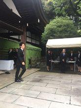 日本時間早8點10分小泉進次郎進入靖國神社參拜