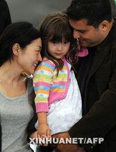 8月5日，李麗娜(左)抵達美國後與家人團聚