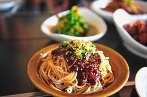 紅汁涼麵 紅汁涼麵