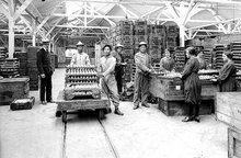 法國軍工廠的車間，工人除了華工，只有女工