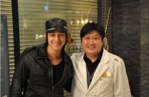 院長與韓星金範（김범）合影