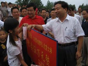 縣領導祝賀劉瑩娟同學考入北京大學