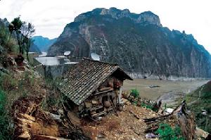 青石村舍依山而築，座南朝北正對峽江。