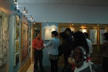 張鴻然個展時接受媒體採訪