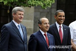 在墨西哥瓜達拉哈拉市，出席“北美安全與繁榮聯盟”首腦會議（北美峰會）的加拿大總理哈珀、墨西哥總統卡爾德龍和美國總統歐巴馬（從左至右）在會議閉幕後合影。