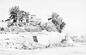 工地施工已毀壞了古城牆的部分護坡