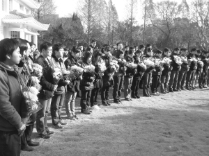 大學生哀悼祭奠墜崖犧牲的民警——24歲的黃山市溫泉派出所民警張寧海