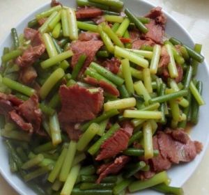 蒜薹炒肥牛 蒜薹炒肥牛