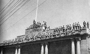 解放軍占領總統府(鄒健東拍攝)