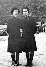 1953年王文娟與徐玉蘭在志願軍“西海指”