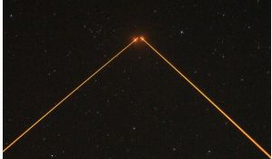 凱克2號（左、個凱克1號（右）發射的自適應光學雷射。