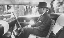 杜瓦利埃在汽車上