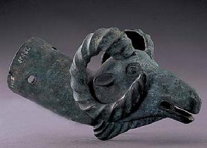 匈奴族文物——盤角羊頭形青銅車轅飾