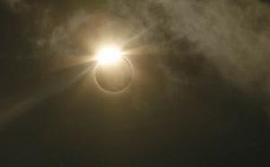 8：57左右，網易印度瓦拉納西特約記者拍到鑽石光