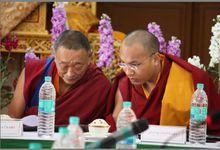 本教曼日法王（左）