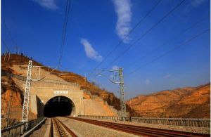 中鐵十六局建成後的太中銀鐵路全長12.3公里長的吳堡隧道進口