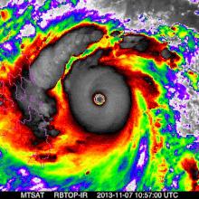 颱風海燕逐漸增強並在菲律賓登入