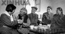姚連蔚（左三）在西藏
