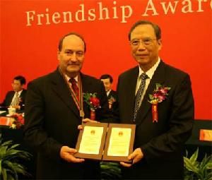 國務院副總理曾培炎向07年獲獎專家頒獎