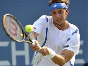 2008賽季網球大滿貫美網公開賽男單1/4決賽繼續在法拉盛舉行。在剛剛結束的一場較量中，2號種子瑞士球王費德勒在經歷了雙搶七後以7-6(5)/6-4/7-6(5)力克盧森堡黑馬穆勒，晉級半決賽。