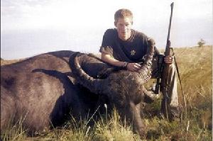 哈里王子獵殺水牛