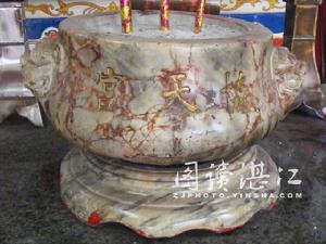 白石香爐色澤光滑、質地堅硬。