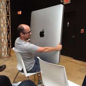 果粉在網上惡搞iPad Pro的大尺寸螢幕