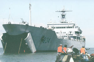  丹霞山號坦克登入艦 