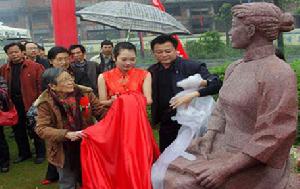 蔡妮為向警予雕像揭幕