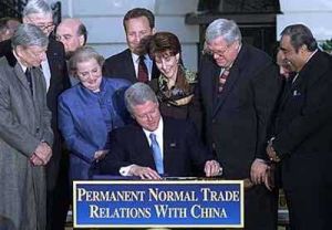 柯林頓簽署給予中國最惠國待遇法案