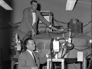 1960年兩名加州大學伯克利分校的科學家利用和裂變裝置對鐦元素進行研究。.