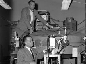 1960年兩名加州大學伯克利分校的科學家利用和裂變裝置對鐦元素進行研究。.