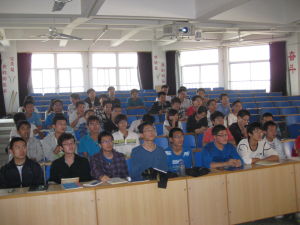 社團成員在認真聽講