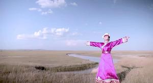 阿木古楞演唱的歌曲《大地》