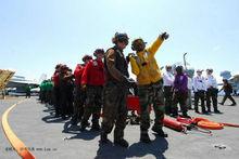 航母甲板工作人員