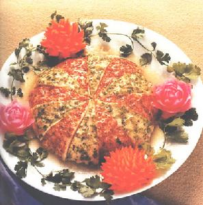 菜 名： 釀百花雞 主 料： 嫩雞1隻（約1250克），鮮蝦肉300克，雞蛋1個，肥豬肉50克，熟淨豬肉50克，火腿末25克，芹菜末25克，精鹽7.5克，荸薺（去皮）25克，上湯25克，濕澱粉10克，胡椒粉0.5克，辣椒花或紅蘿蔔花、生菜花等彩盤。