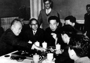 （圖）1963年10月,陳毅與長杉內稚男對弈