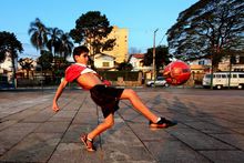 一個在練習足球的巴西少年