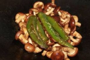 辣椒魚餅炒蘑菇 辣椒魚餅炒蘑菇