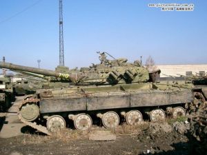 前蘇聯廢棄於荒野的T-64BV，坦克上的防輻射層，用於掛甲的螺栓歷歷在目