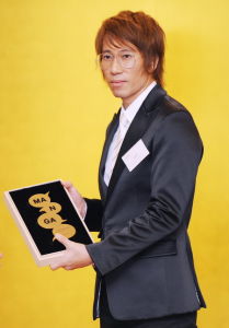 劉雲傑憑漫畫作品系列《百分百感覺》奪得日本第二屆“國際漫畫獎”最高榮譽“最優秀獎”。