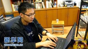 這是在網路上發起名為“一本正經”募捐計畫的復旦大學研究生吳恆(10月25日攝)。