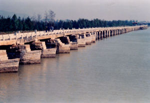 　安平橋俗稱「五里橋」，橫臥在福建省晉江市與南安市交界處的水面上。這是中國，也是世界上最長的一座漫水石樑橋，橋亭上的對聯還寫有「天下無橋長此橋」的詞句。