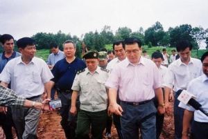 省軍區司令員劉國裕少將(左四)