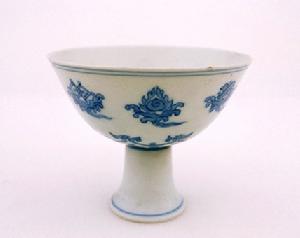清雍正青花八寶勾雲紋高足盅