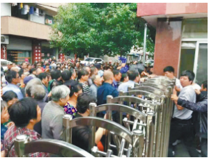 嵊州市環衛處門口，兌換紙巾的市民排起了長隊。