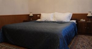 房間裡的床，並不寬敞