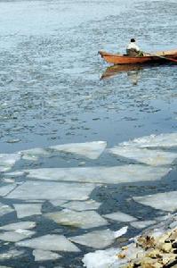 河面冰雪融化