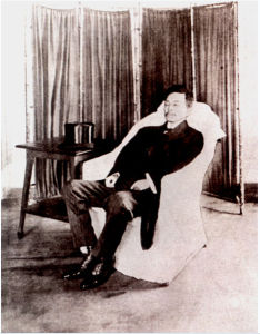 1913年3月20日宋教仁在上海火車站遇刺，22日不治身亡，隨後范鶴仙拍攝了這張宋教仁正裝遺照和一張赤身傷痕遺照。